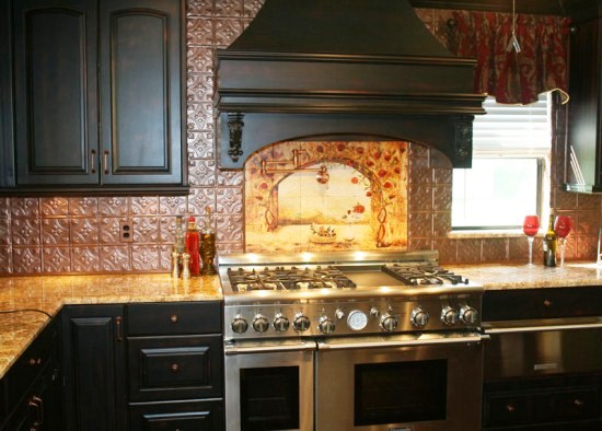 кухня стены из итальянской  плитки 