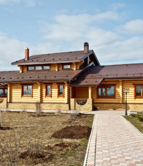 деревянный дом в Русском стиле с светильниками автор интерьера Наталья [DomiNatiK] ()
