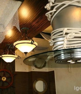 подвесная лампа в интерьере кухни в Морском стиле автор Анна Исупова