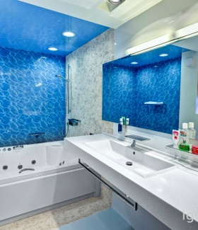 подсветка в интерьере ванной в Морском стиле автор Антон Лалетин